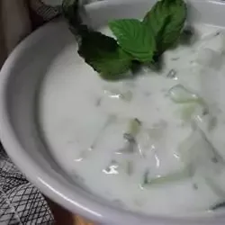 Persian Cucumber Yogurt (Maast-o Khiar)