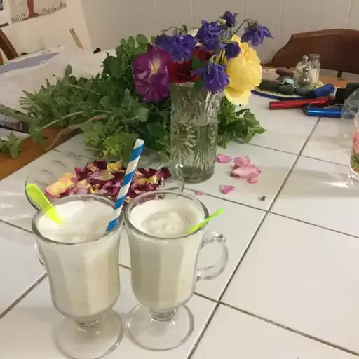 Quick Banana Milkshake (Ice Cream Free)