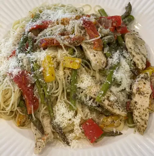 Colorful Chicken Pesto with Asparagus, Sun Dried Tomatoes and Peppers