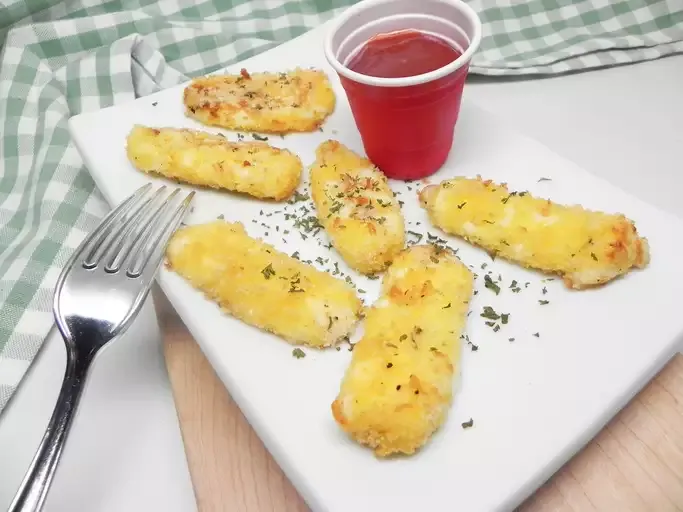 Air-Fried Mozzarella Cheese Bites with Spicy Marinara Sauce