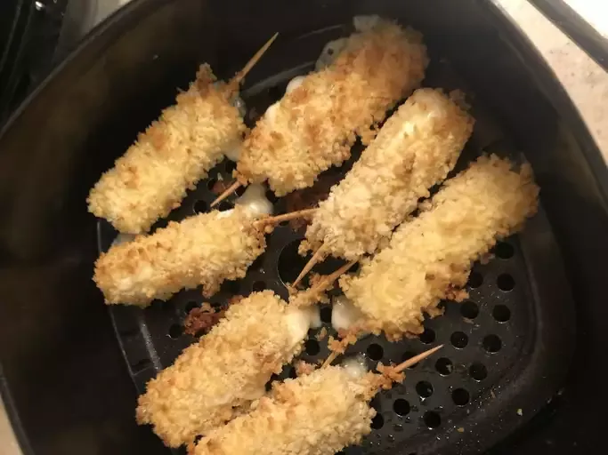 Air-Fried Mozzarella Cheese Bites with Spicy Marinara Sauce