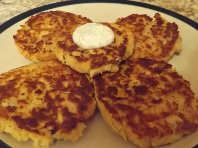 Salmon Patties with Dill Sauce