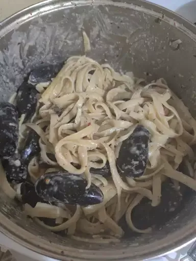 Mussels and Pasta with Creamy Wine Sauce