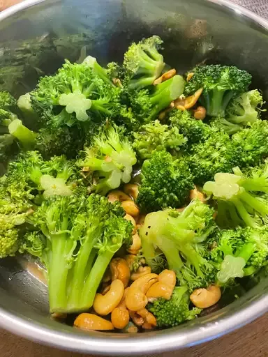 Broccoli with Garlic Butter and Cashews