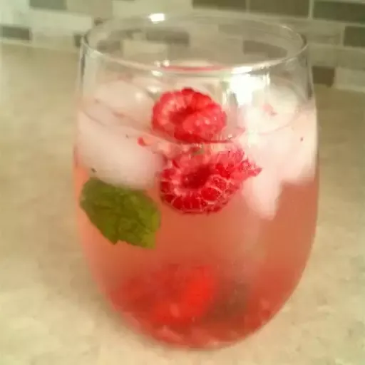 Fresh Raspberry Mojito