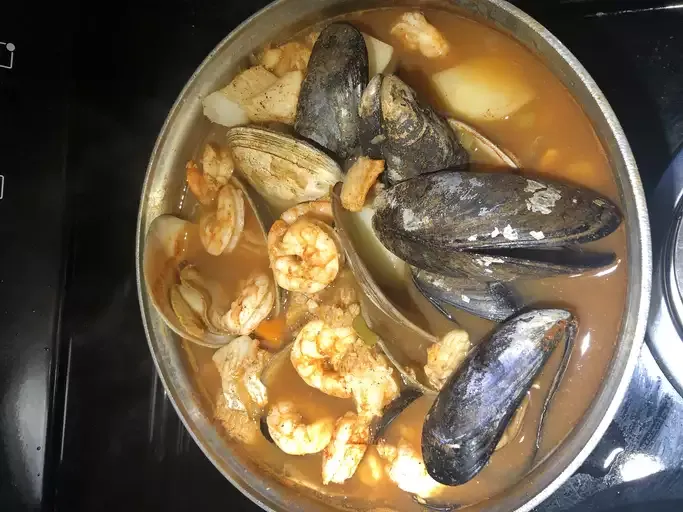 Zuppa di Pesce e Frutti di Mare (Mediterranean Seafood Soup)